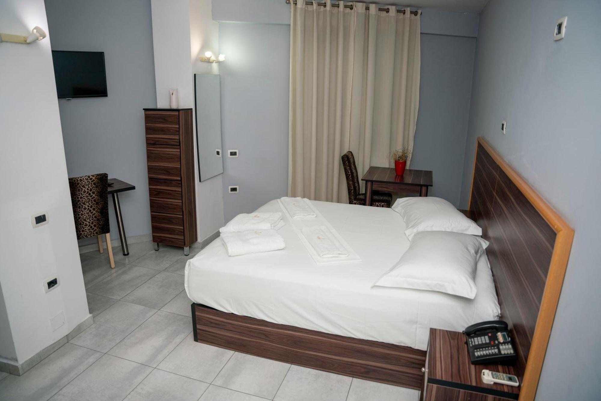 Hotel Pernoca Durrës Exteriör bild