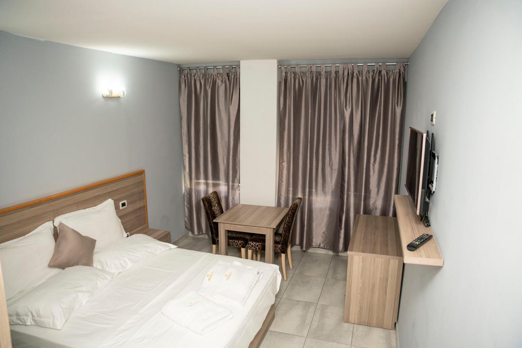 Hotel Pernoca Durrës Exteriör bild