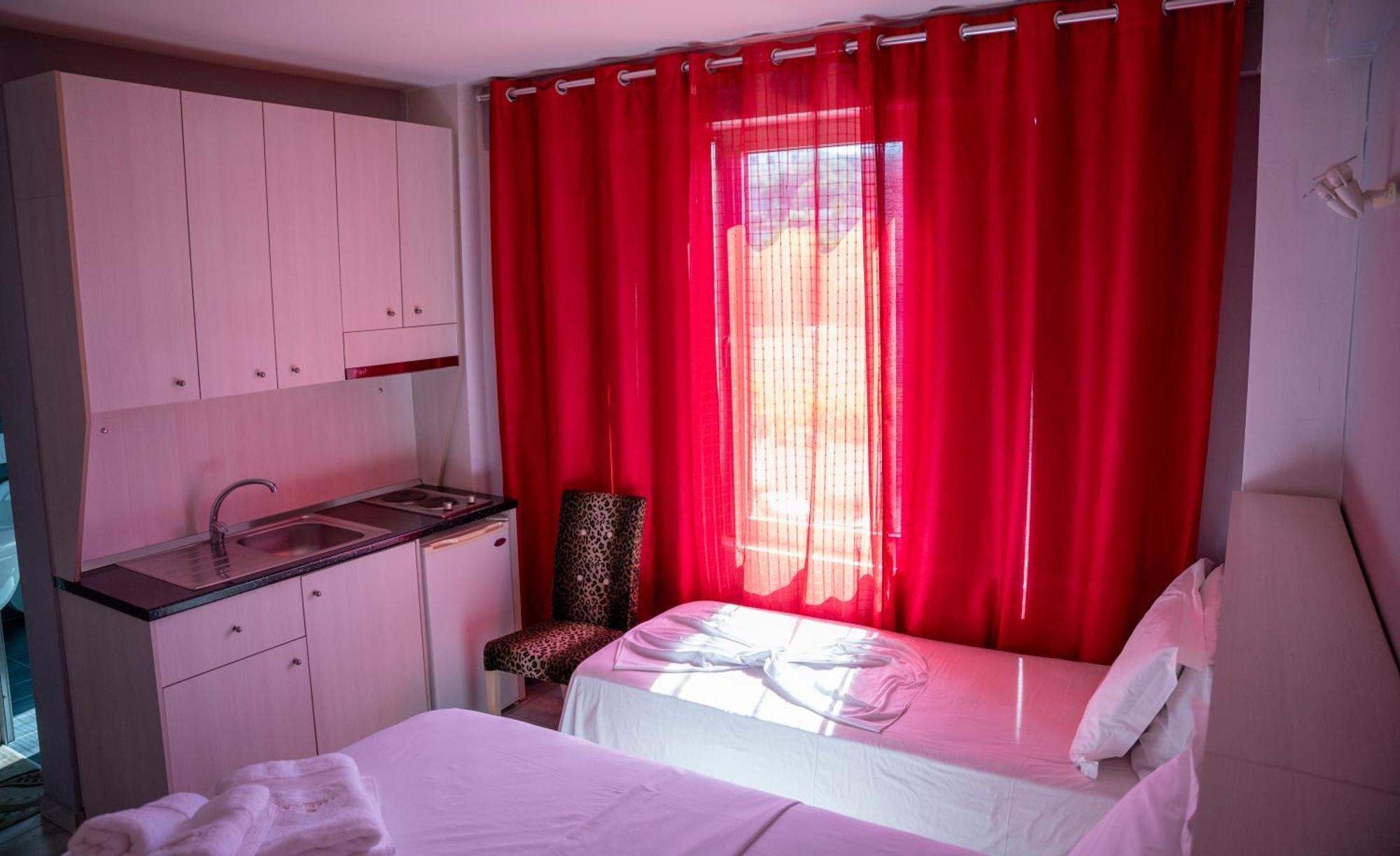 Hotel Pernoca Durrës Exteriör bild